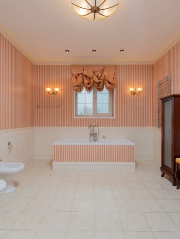 Décoration des WC avec du carrelage coloré pour un espace unique et tendance