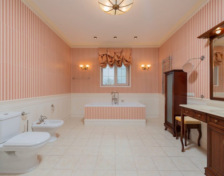 Décoration des WC avec du carrelage coloré pour un espace unique et tendance