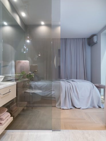 Coin douche pratique dans une chambre pour optimiser l'espace