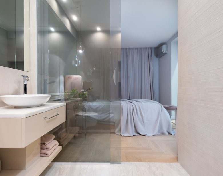Coin douche pratique dans une chambre pour optimiser l'espace