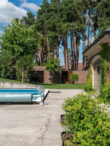 Le béton ciré est une solution esthétique et durable pour votre piscine