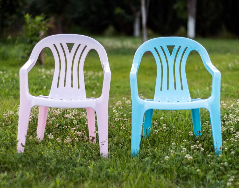 Choisir une chaise de jardin colorée pour sublimer votre extérieur