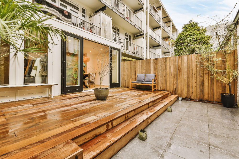 Guide pour réussir une terrasse alliant bois chaleureux et carrelage moderne