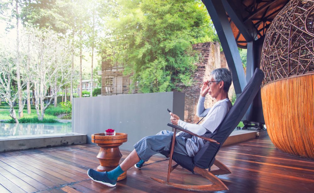 Guide pratique pour réussir une terrasse alliant bois chaleureux et carrelage moderne