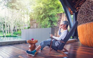 Guide pratique pour réussir une terrasse alliant bois chaleureux et carrelage moderne