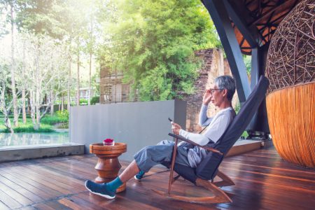 Guide pratique pour réussir une terrasse alliant bois chaleureux et carrelage moderne