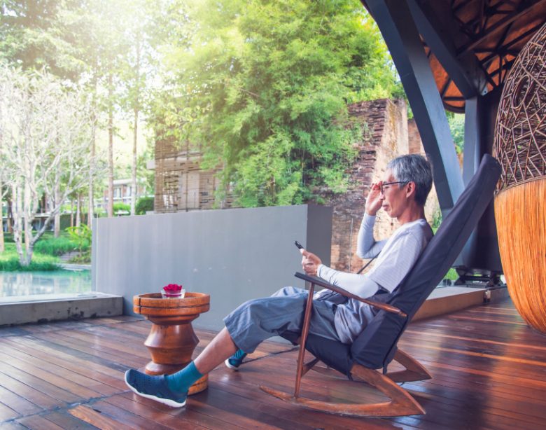Guide pratique pour réussir une terrasse alliant bois chaleureux et carrelage moderne