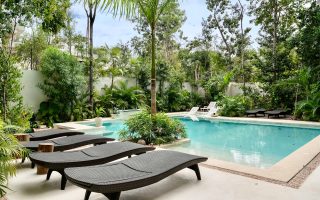 idées et conseils pratiques pour l'aménagement paysager autour d'une piscine